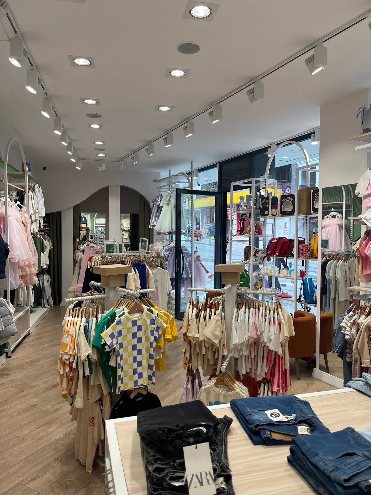 EsceKids çocuk kıyafetleri mağaza içi