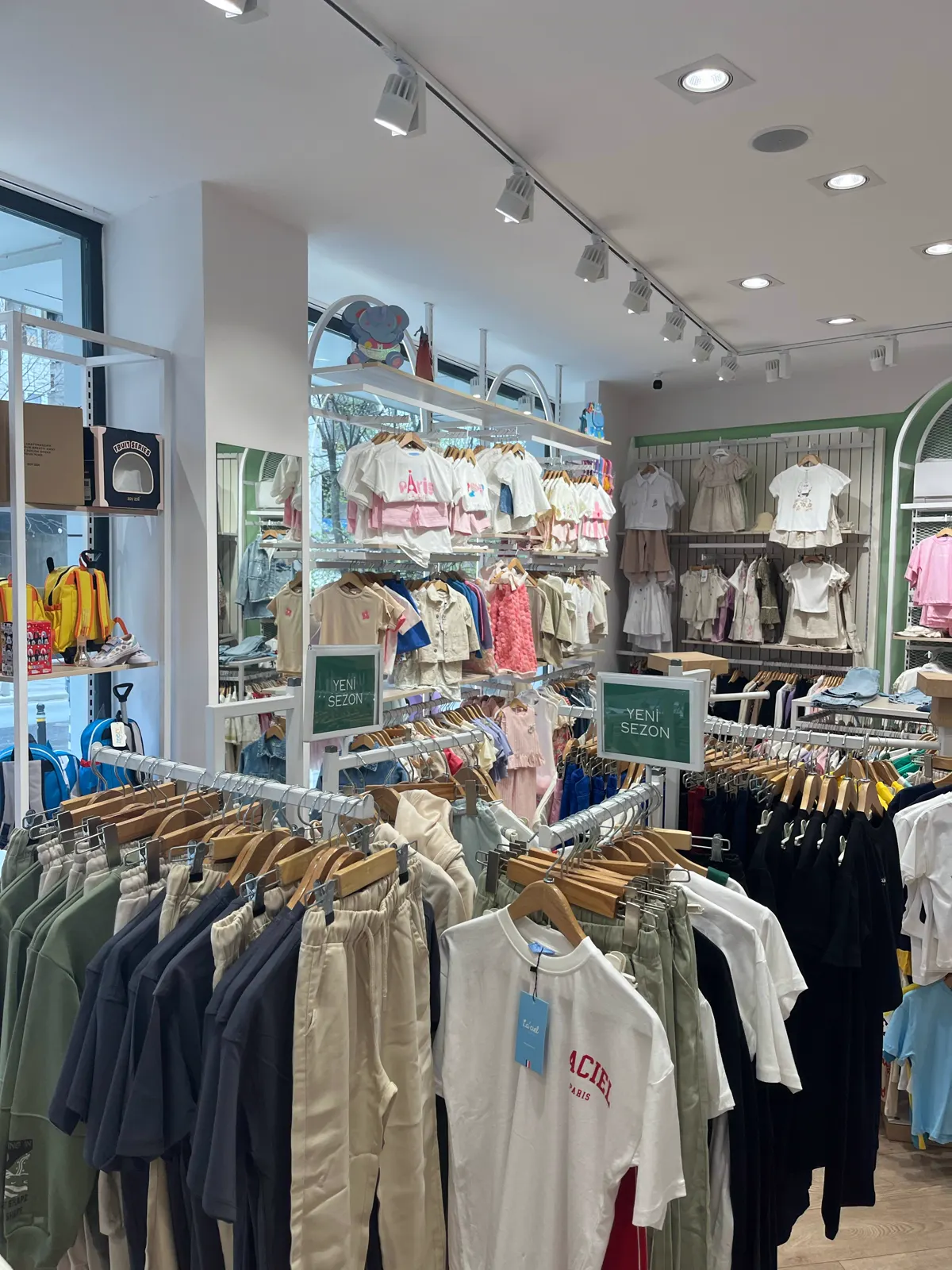 Çocuk abiye, okul kıyafeti ve günlük giyim koleksiyonu