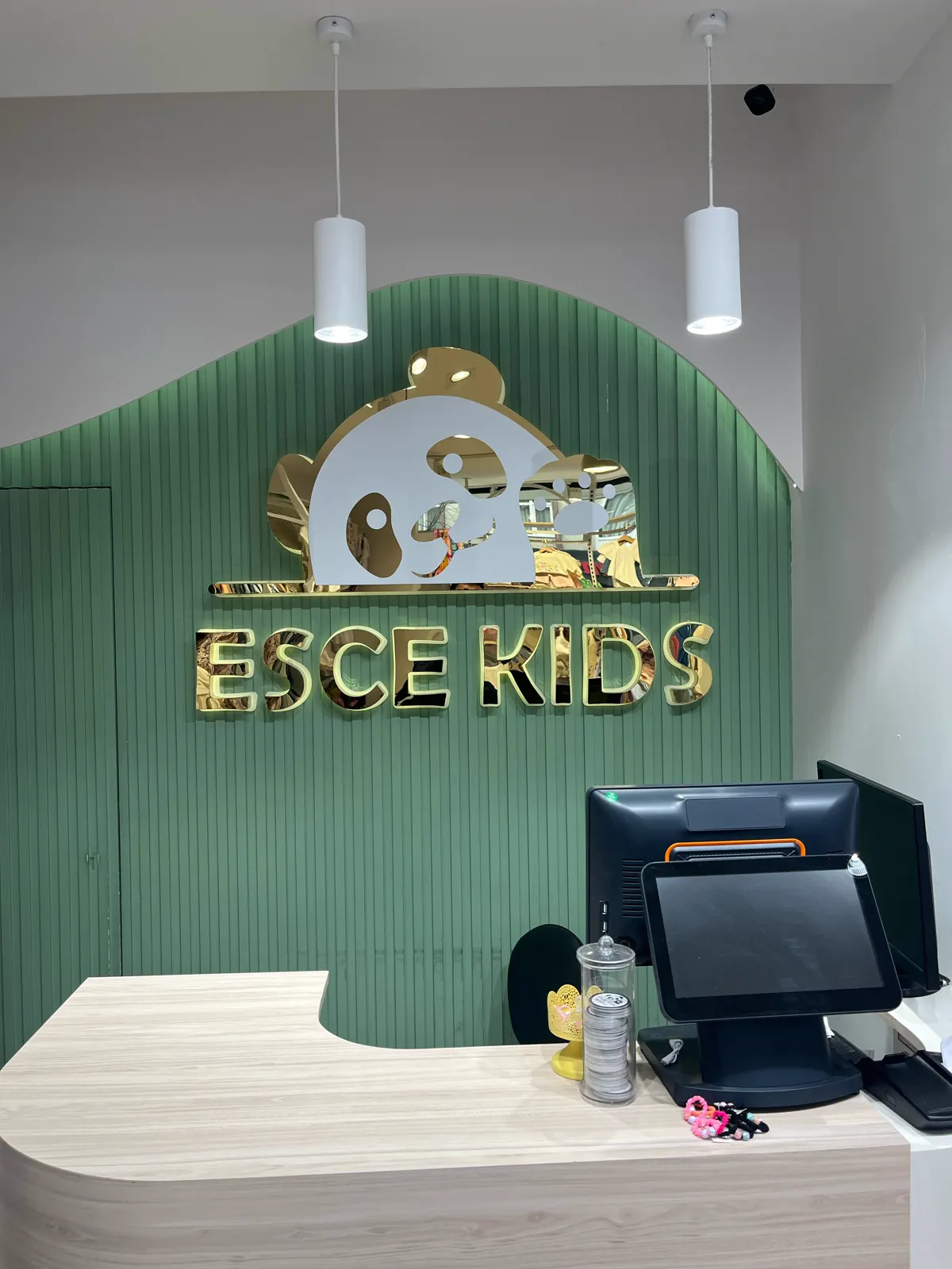 EsceKids mağaza kasa ve logo alanı